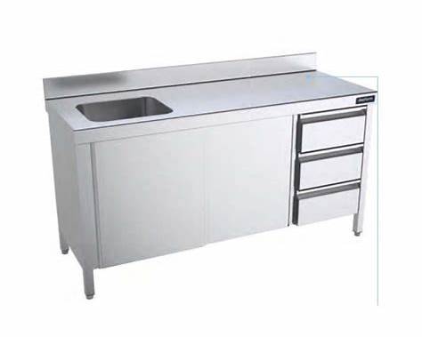 Mesa con cubeta, puertas y cajones